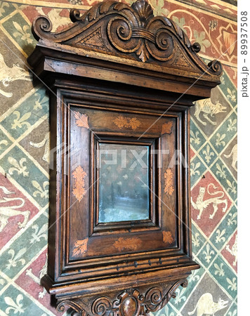 古びた小さな鏡と木彫りの凝った装飾 89937508