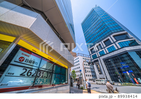 日本の東京都市景観　茅場町駅前・兜町の交差点や兜町の新ランドマーク「KABUTO ONE」などを望む 89938414