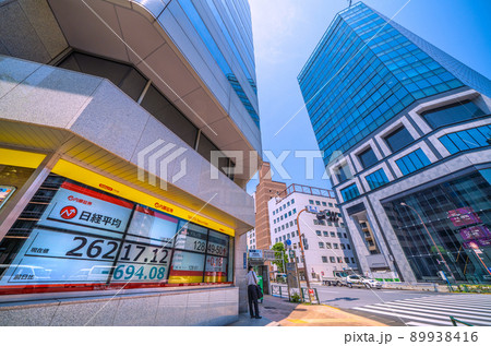 日本の東京都市景観　茅場町駅前・兜町の交差点や兜町の新ランドマーク「KABUTO ONE」などを望む 89938416