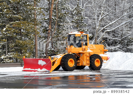 豪雪地帯の除雪車　 ホイールローダー 89938542