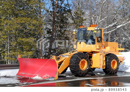 豪雪地帯の除雪車 ホイールローダーの写真素材 [89938543] - PIXTA