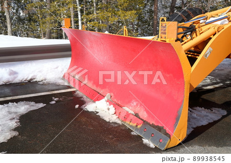 除雪車の赤いバケット ホイールローダー 除雪車の赤いバケット ホイールローダー 89938545