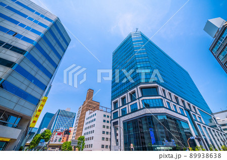 日本の東京都市景観　茅場町駅前・兜町の交差点や兜町の新ランドマーク「KABUTO ONE」などを望む 89938638