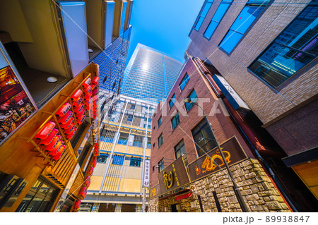 日本の東京都市景観　コロナ禍の東京駅前飲み屋街から東京ミッドタウン八重洲（ほぼ完成へ）を望む＝19日 89938847