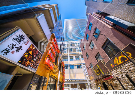 日本の東京都市景観 コロナ禍の東京駅前飲み屋街から東京ミッドタウン八重洲(ほぼ完成へ)を望む=19日 日本の東京都市景観 コロナ禍の東京駅前飲み屋街から東京ミッドタウン八重洲(ほぼ完成へ)を望む=19日 89938856