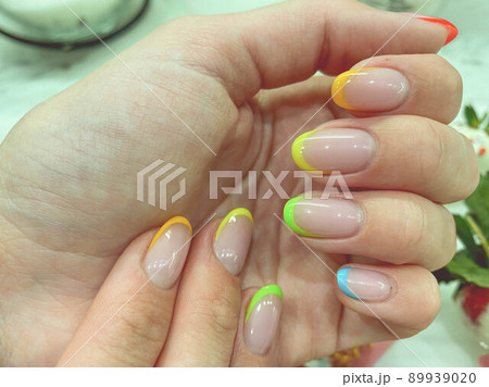 French manicure. fingers of a girl withの写真素材 [89939020