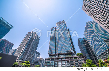 日本の東京都市景観　東京のビジネス街・丸の内などを望む 89940398