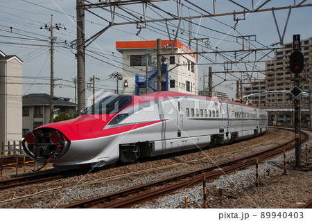 秋田新幹線E6系の甲種輸送（大船駅） 89940403