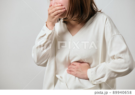 食中毒になり吐き気と腹痛がする若い女性 食中毒になり吐き気と腹痛がする若い女性 89940658