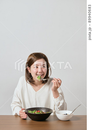サラダとオートミールを食べる若いヴィーガン女性 サラダとオートミールを食べる若いヴィーガン女性 89940683