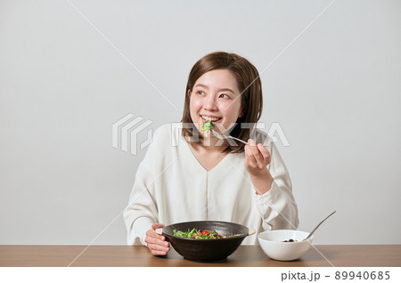 サラダとオートミールを食べる若いヴィーガン女性 サラダとオートミールを食べる若いヴィーガン女性 89940685