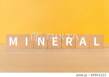 ミネラルのイメージ|「MINERAL」と書かれた積み木 ミネラルのイメージ|「MINERAL」と書かれた積み木 89941223