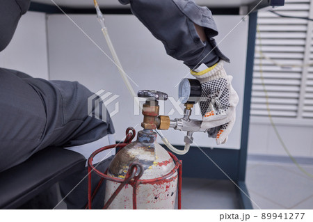 hand work and start Gas Chromatography Analyzer in laboratory. 89941277