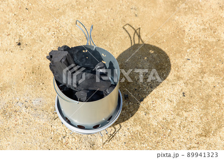 バーベキュー用の炭起こし、火起こし バーベキュー用の炭起こし、火起こし 89941323