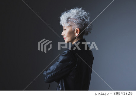 ライダースジャケットのグレイヘアの女性　 89941329