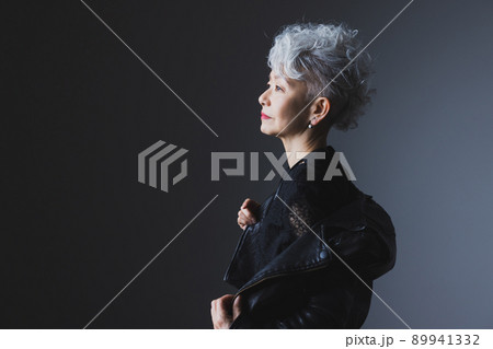 ライダースジャケットのグレイヘアの女性　 89941332