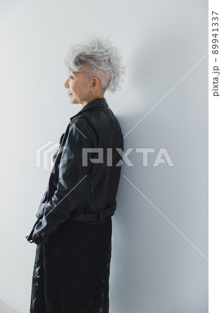 ライダースジャケットのグレイヘアの女性 ライダースジャケットのグレイヘアの女性 89941337