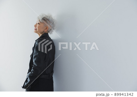 ライダースジャケットのグレイヘアの女性　 89941342