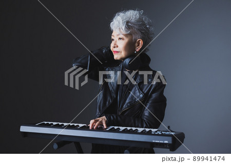 キーボードを弾くグレイヘアの女性 キーボードを弾くグレイヘアの女性 89941474