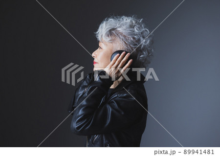 キーボードを弾くグレイヘアの女性 キーボードを弾くグレイヘアの女性 89941481