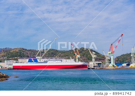 (瀬戸内因島)ドックに入り、点検する大型船舶 (瀬戸内因島)ドックに入り、点検する大型船舶 89941742