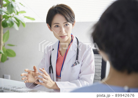 問診をする女性医師 問診をする女性医師 89942676