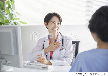 問診をする女性医師 89942684