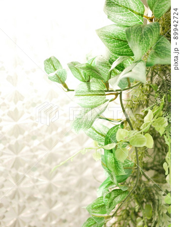 フェイクグリーンを窓辺に飾る【インテリア】 89942724