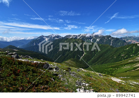 大天井岳へ向かう登山道から見た穂高連峰、槍ヶ岳の大パノラマ 89942741