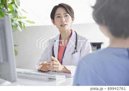 問診をする女性医師 問診をする女性医師 89942761