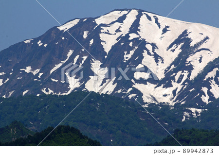 残雪の浅草岳を望遠レンズで写す　福島県只見町 89942873