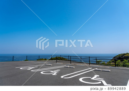 高知県土佐清水市 足摺岬展望台にある車椅子用駐車場の白いライン 高知県土佐清水市 足摺岬展望台にある車椅子用駐車場の白いライン 89942889