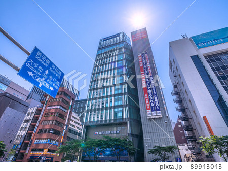 日本の東京都市景観　東京駅八重洲側のLABI東京八重洲などを望む 89943043