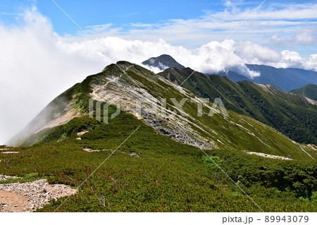 大天井岳から常念岳に続く登山道　稜線に押し寄せる雲 89943079