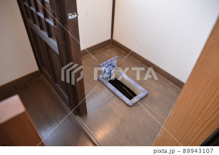 陶製の便器 89943107