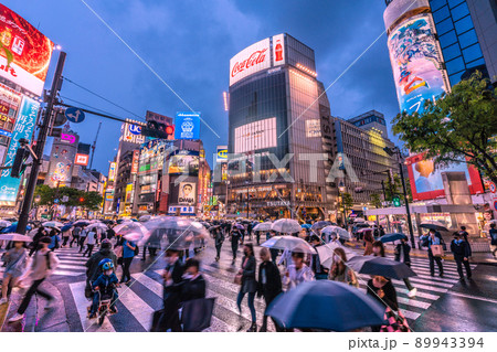 日本の東京都市景観 BA.4とBA.5が国内検疫では初確認。渋谷は雨でも脅威の人流＝5月12日 89943394
