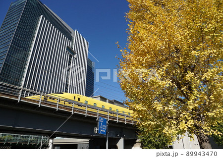 銀杏とドクターイエローの共演 89943470