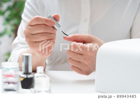ネイル中の女性 89943485