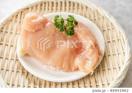 砂糖塩で揉んだ鶏むね肉 89943962