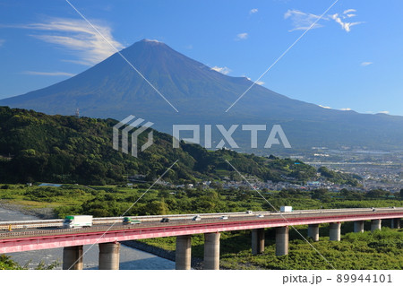 東名高速道路　富士川SAより望む富士山 89944101