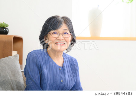 高齢の祖母 高齢の祖母 89944383