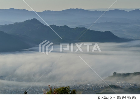 鳥見山からの宇陀盆地の雲海 89944898