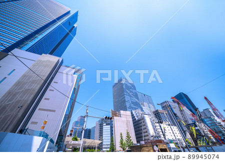 日本の東京都市景観　東京駅前の八重洲一丁目再開発や東京ミッドタウン八重洲（画面左）などを望む 89945074