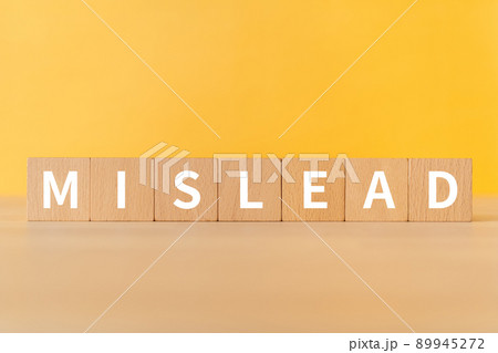 ミスリードのイメージ|「MISLEAD」と書かれた積み木 ミスリードのイメージ|「MISLEAD」と書かれた積み木 89945272
