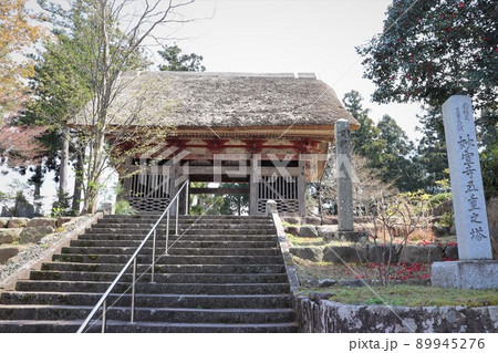 五重塔の入り口の山門 妙宣寺 佐渡島 新潟県 五重塔の入り口の山門 妙宣寺 佐渡島 新潟県 89945276