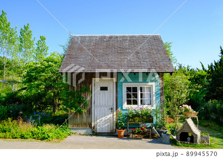 ローザンベリー多和田の小屋と扉とバラ 89945570