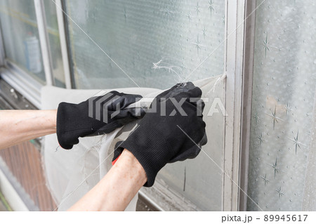 網戸張替え 網を剥がす作業 89945617