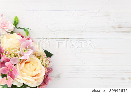 バラと紫陽花とカーネーションのブーケ 89945652