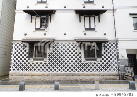 なまこ壁(なまこかべ) 松本市街地に見られる日本家屋伝統工法のひとつ なまこ壁(なまこかべ) 松本市街地に見られる日本家屋伝統工法のひとつ 89945783