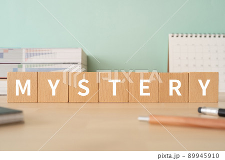 ミステリーのイメージ|「MYSTERY」と書かれた積み木が置かれたデスク ミステリーのイメージ|「MYSTERY」と書かれた積み木が置かれたデスク 89945910